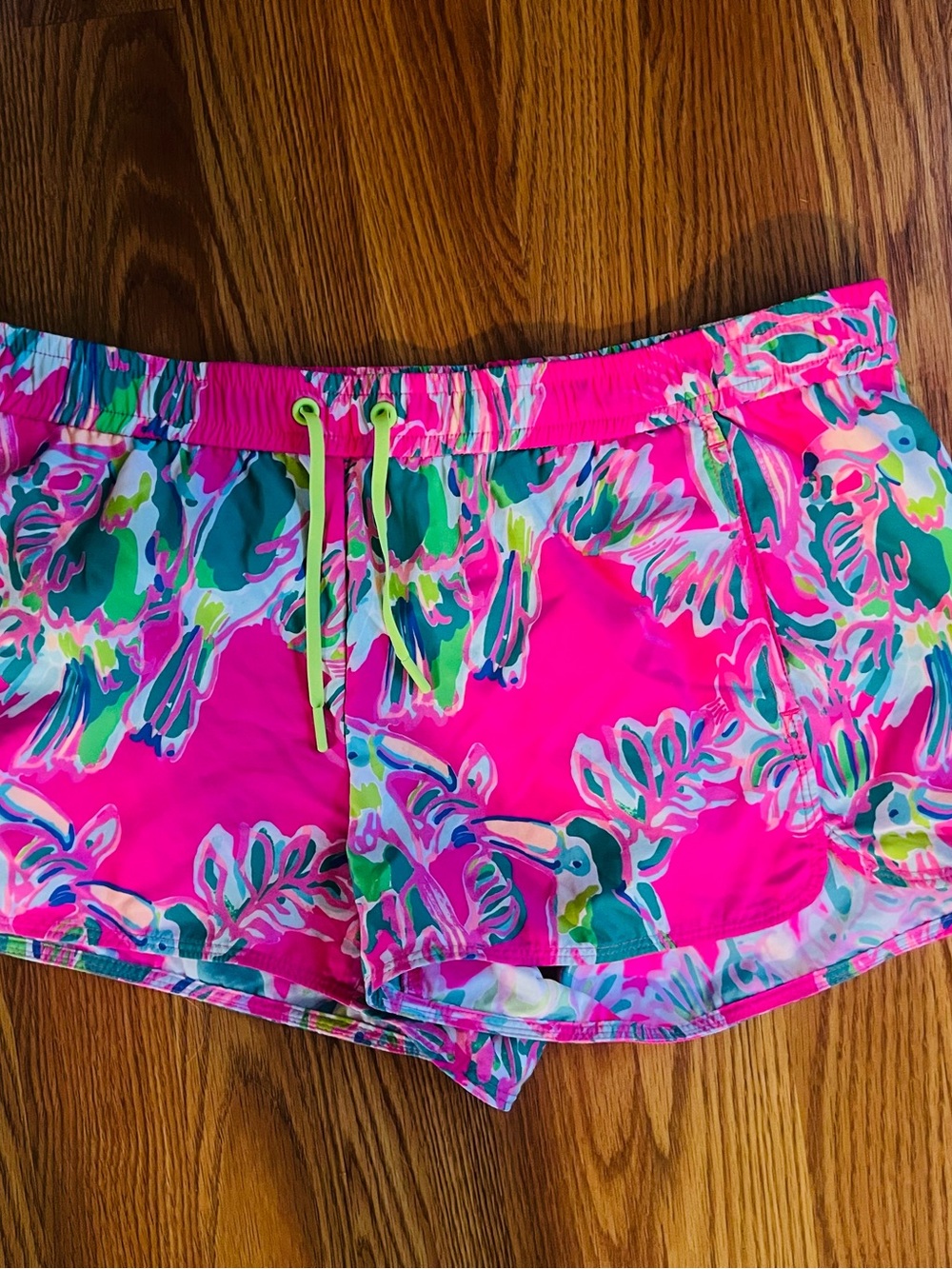 EUC womens medium Lilly Pulitzer Run around shorts